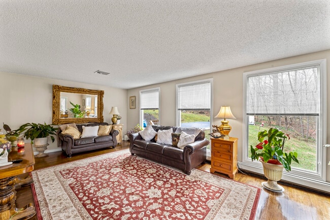 Building Photo - 8 Glenview Dr