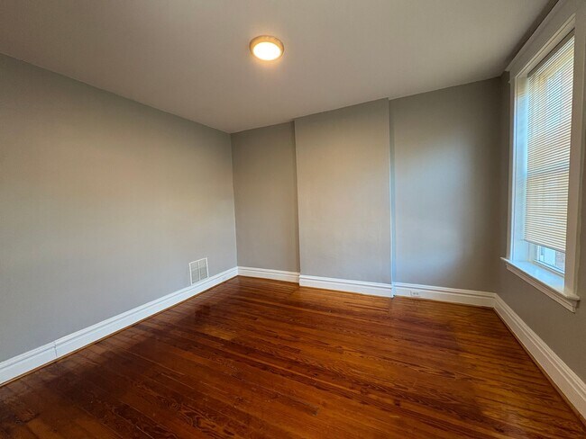 Building Photo - Fresh and Beautiful 3 bedroom South City Home