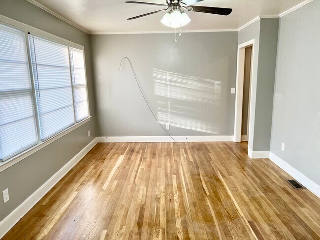 Building Photo - 818 Mulberry St