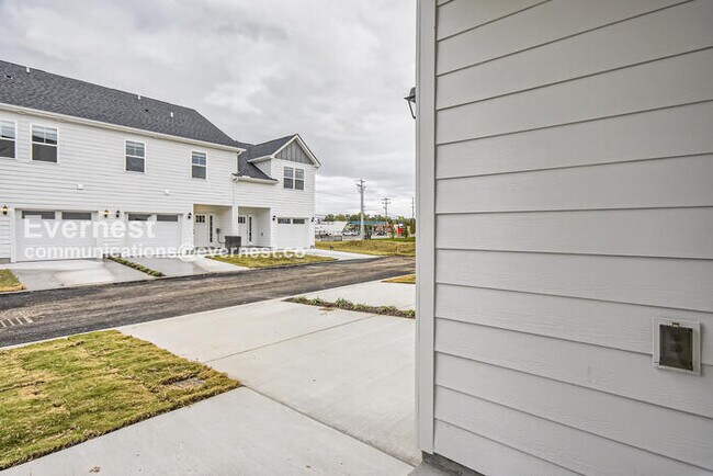 Building Photo - Special Promo!! / 3 Bed, 2.5 Bath Townhome with Garage / Pet-Friendly / Available Now!