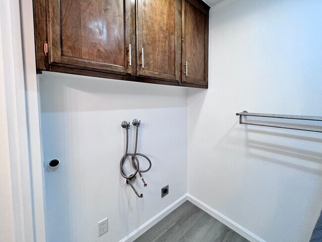 Building Photo - $1995 Gettysburg & Blackstone, 2 Bedroom Condo - Rialto Ave, Fresno / Newly Renovated