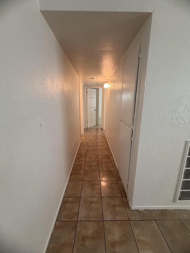 Building Photo - Spacious 3 Bed / 1 Bath Apartment with Open Layout & In-Unit Laundry