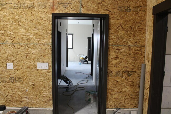 Building Photo - 61 W 465 N