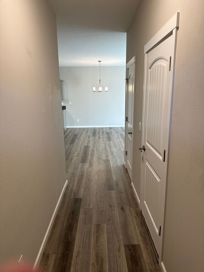 Building Photo - 591 / 818 Duplex