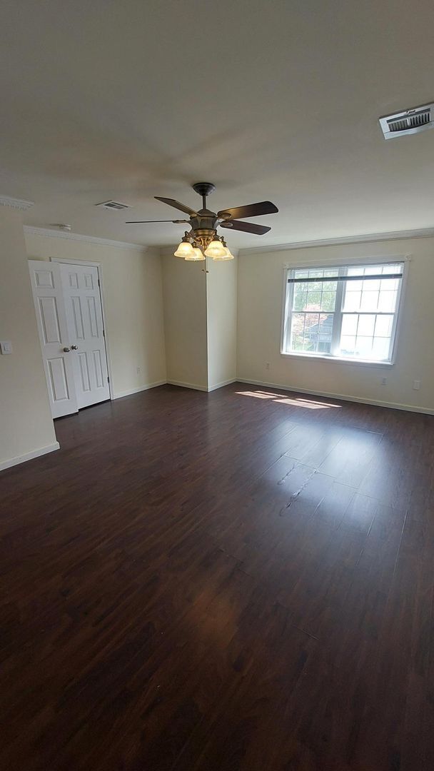 Building Photo - Spacious Townhouse w/Renovated Bathroom