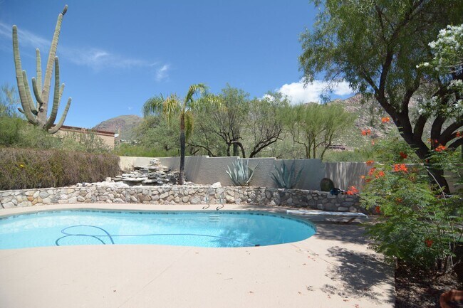 Building Photo - Well Maintained 3 Bedroom 2 Bath Home! Located in a Desirable North Tucson Location! Short Term R...