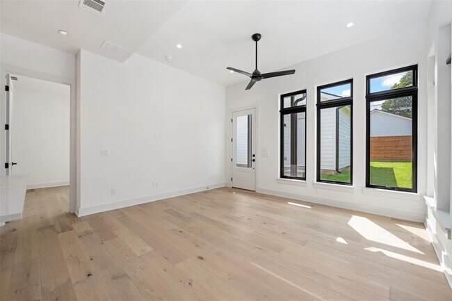 Building Photo - 4010 Valley View Rd