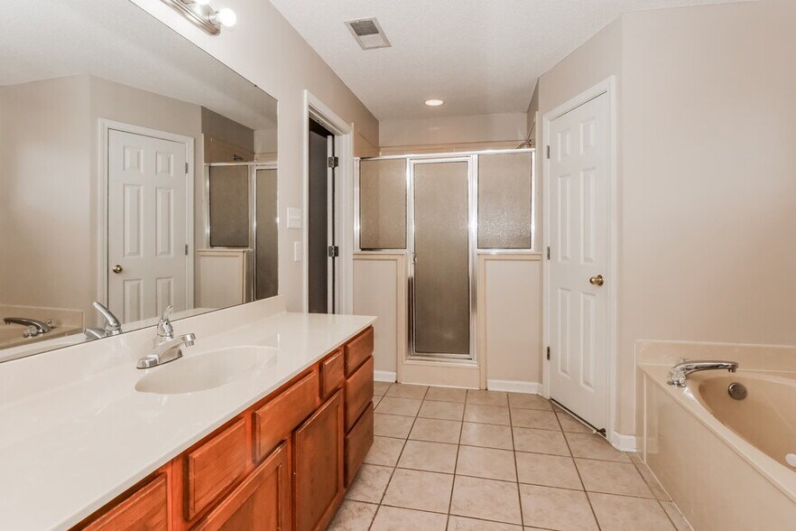 Building Photo - 10255 Green Moss Dr S