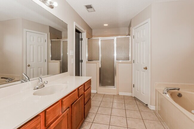 Building Photo - 10255 Green Moss Dr S