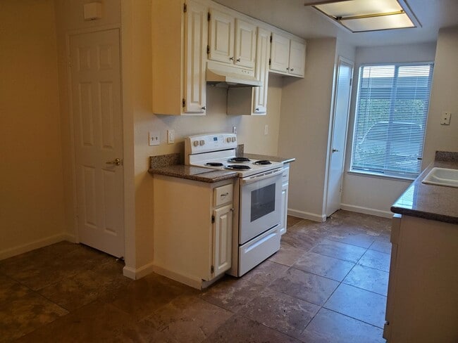 Building Photo - FLO1313