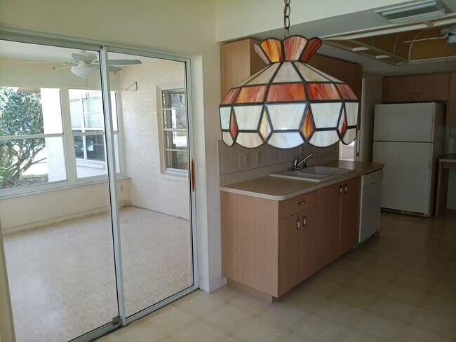 Building Photo - 2 bedroom 2 bathroom Large House for rent ...