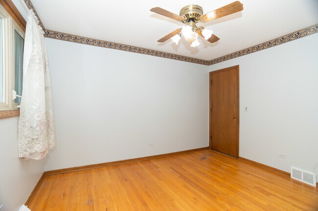 Building Photo - 5712 N Avondale Ave
