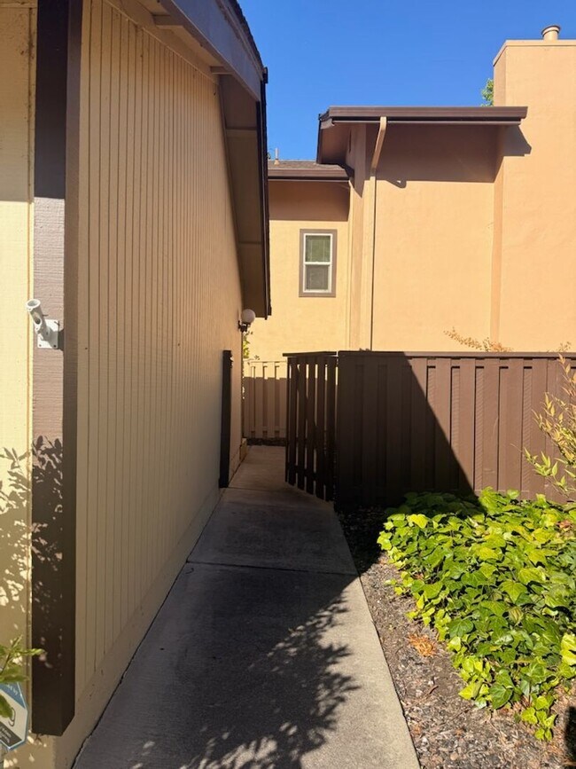 Building Photo - Welcome to this beautiful townhouse located in Walnut Creek-Countrywood 3 bedroom 2.5 Bath