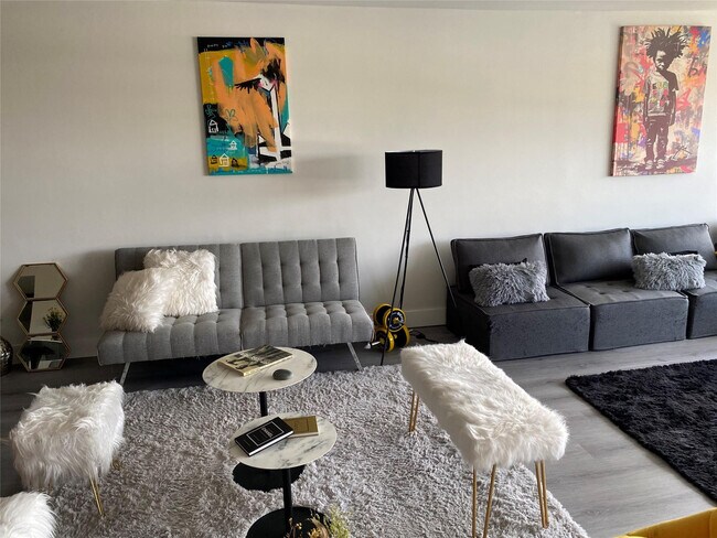 Building Photo - 3031 NE 51st St