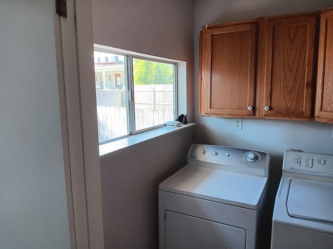 Building Photo - 220 Amelia St