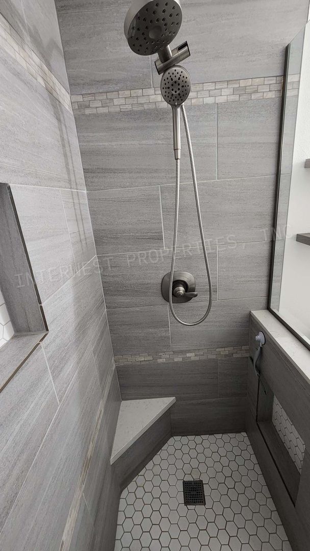 Building Photo - Remodeled 3 bedroom Ranch Style Milwaukie Home With SS Appliances, Fenced Backyard, Garage, & Ext...