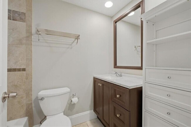 Building Photo - 9470 Hillside Dr