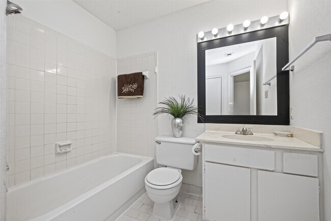 Building Photo - 9435 Pagewood Ln