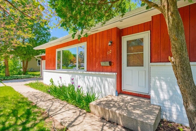 Building Photo - Move in Ready Hill Farms Ranch!