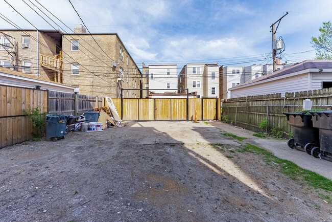 Building Photo - 1121 N Leclaire Ave