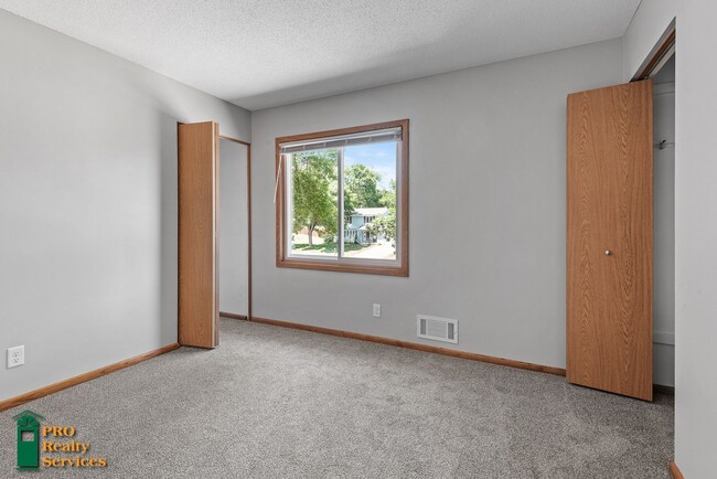 Building Photo - 4 Bedroom Home in Burnsville