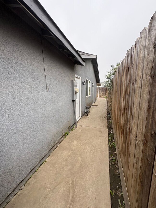 Building Photo - SW Visalia Home with Pool Available Now!