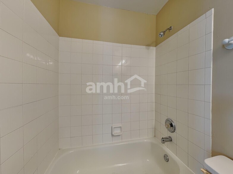 Building Photo - 1418 Grandview Ct