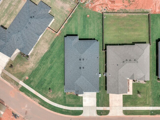 Building Photo - New Home In Yukon!