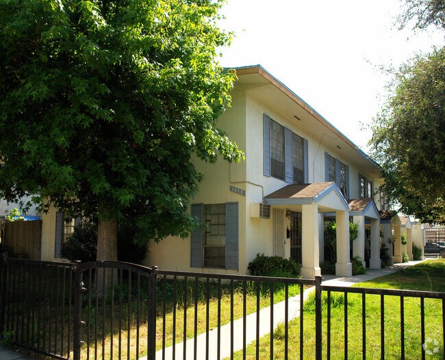 Primary Photo - 1018 N Sacramento Ave