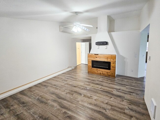 Building Photo - 599 Page Ct