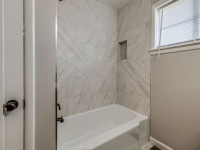 Building Photo - Move in special / First months rent is $800