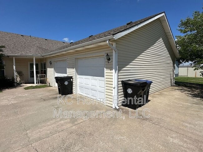 Building Photo - 2128 Highridge Dr