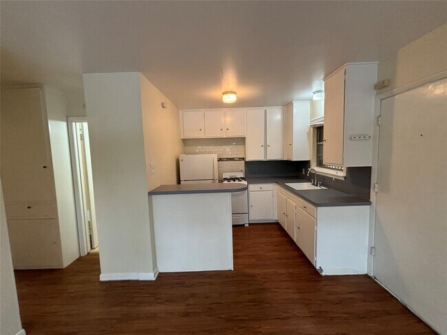 Building Photo - 1212 W 13th St