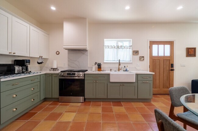 Building Photo - Contemporary New home in Monrovia