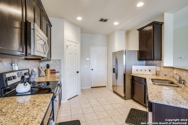 Building Photo - Stone Oak Town Home