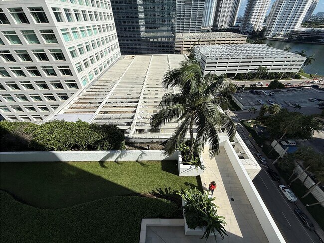 Building Photo - 950 Brickell Bay Dr
