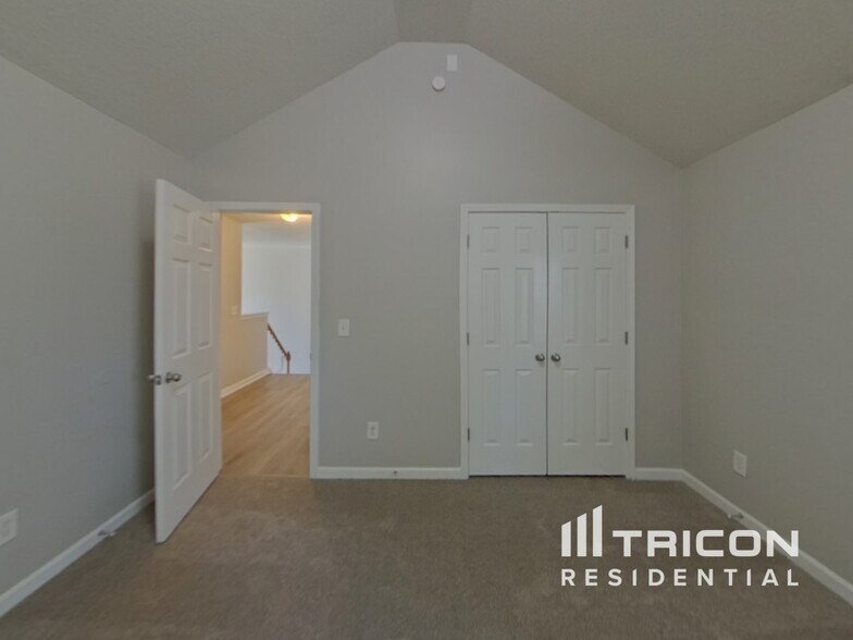 Building Photo - 3802 Rosebud Park Dr