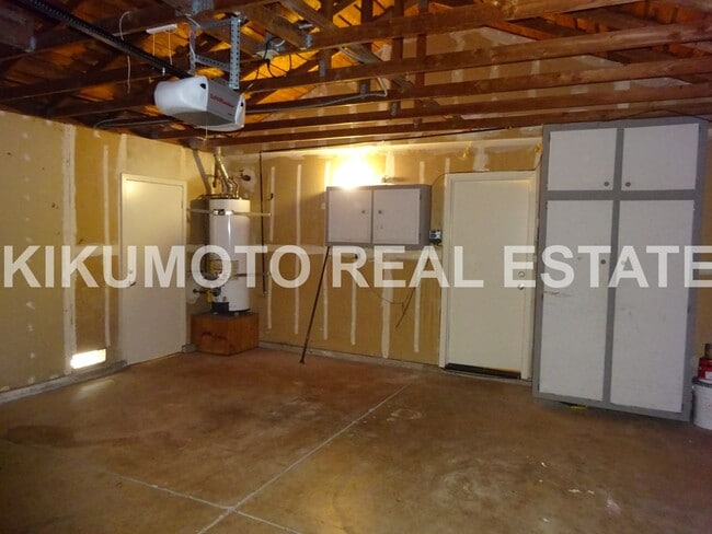 Building Photo - 3 Bedroom, 2 Bath, 2 Car garage in the Poc...