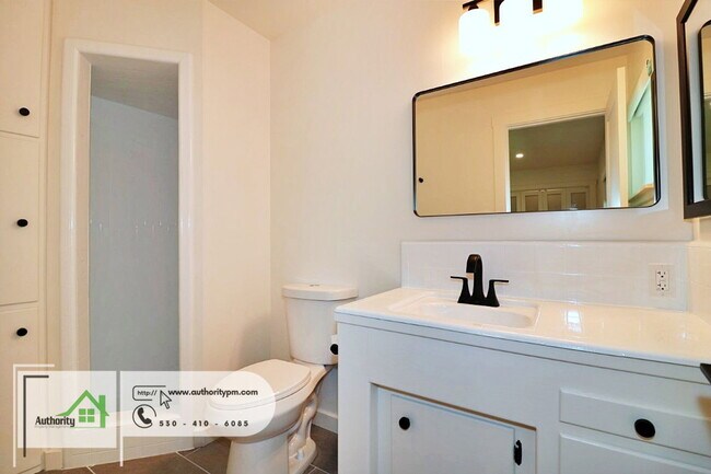 Building Photo - 1225 Manzanita Hills Ave