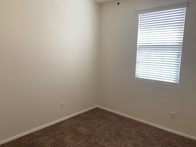 Building Photo - Beautiful 3 bedroom 2 bath condo in Power ...