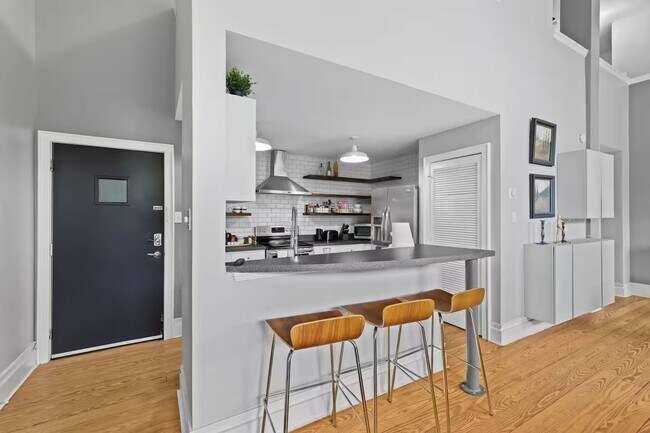 Building Photo - 404 N Laurel Ave