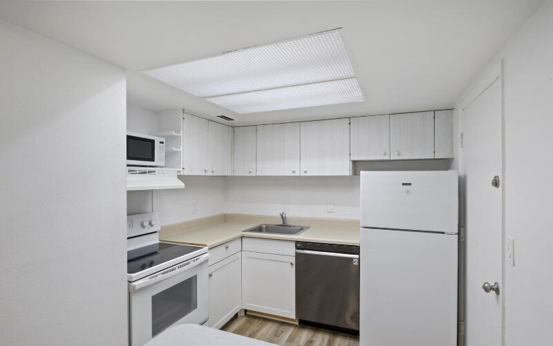 Building Photo - 230 Columbia Dr