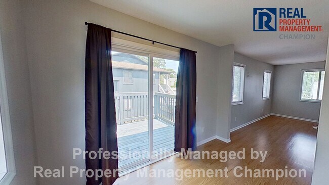 Building Photo - 2 BD/2 BA Upper Unit Condo with Spacious a...