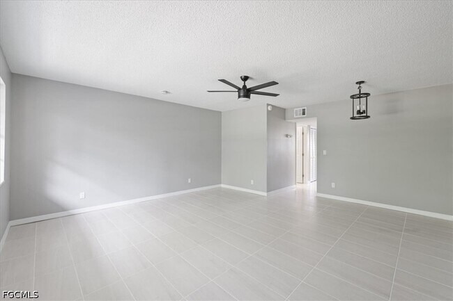 Building Photo - 3225 E Riverside Dr