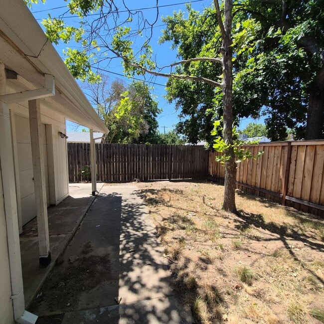Building Photo - Excellent Tahoe Park Home.