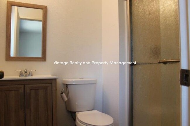 Building Photo - Back On The Rental Market Nice Single Story 3 Bedroom Home!!!