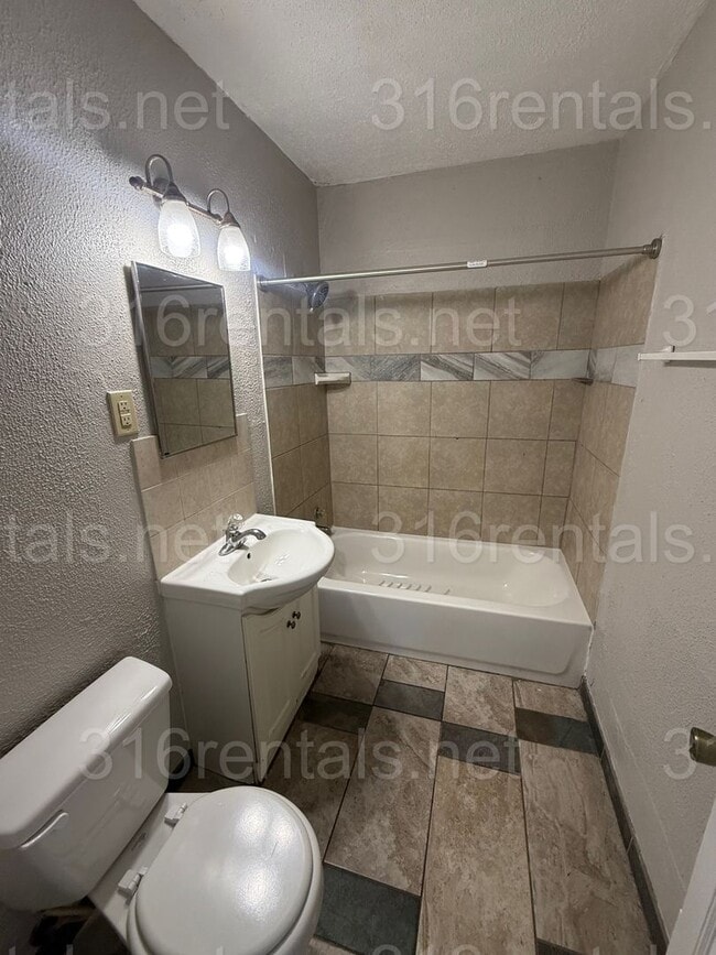 Building Photo - $915 - 3 bedroom / 1 bathroom - Single Family Home