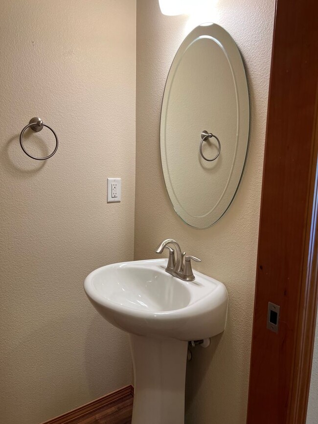 Building Photo - 417 SW Pemberly Loop