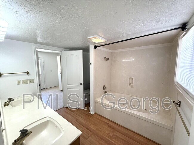 Building Photo - 2506 W Grandview Dr