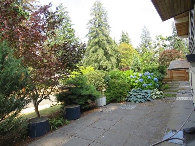 Building Photo - Bellevue Robinswood Mid Century 4bed/3bath Tri-Level $3800.00
